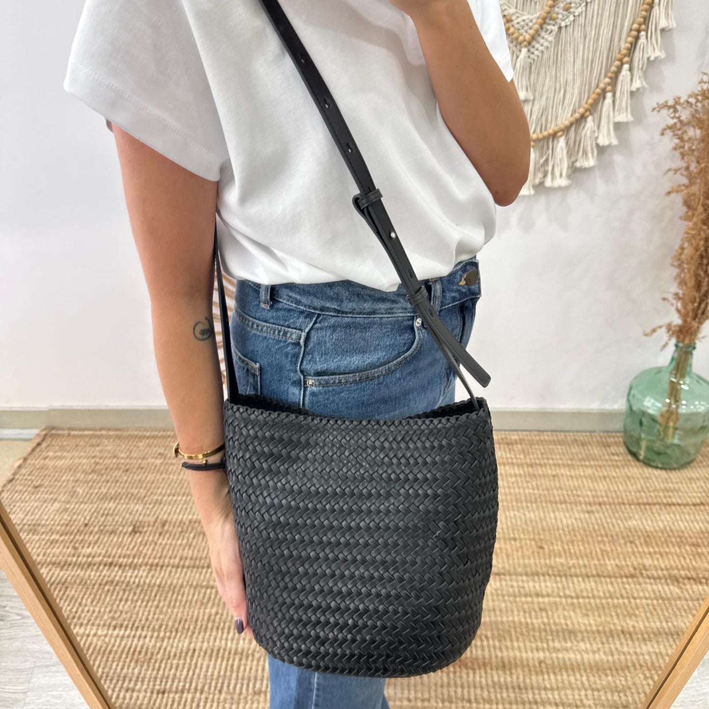 Bolso saco en piel trenzada negro