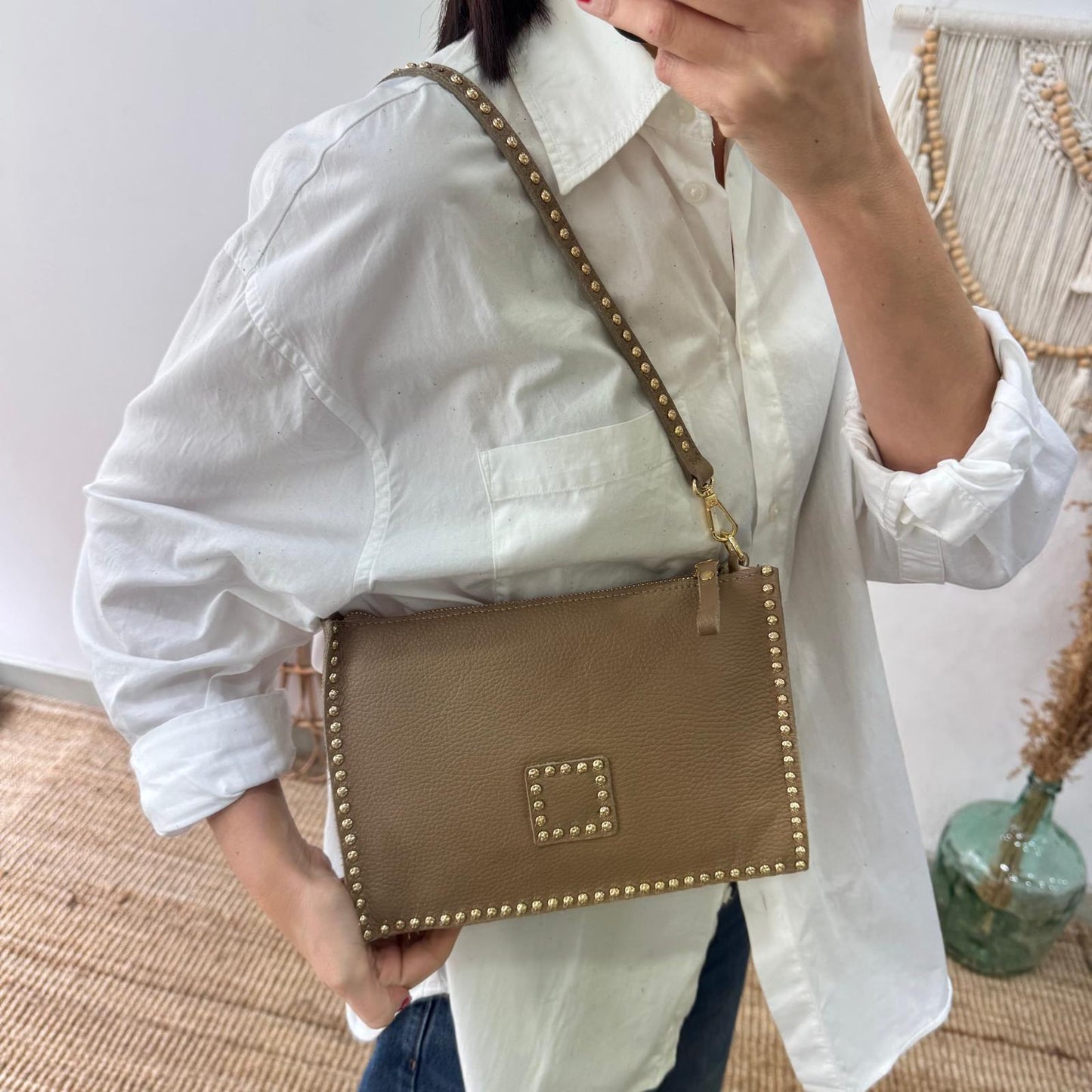 Bandolera taupe piel tachuelas doradas