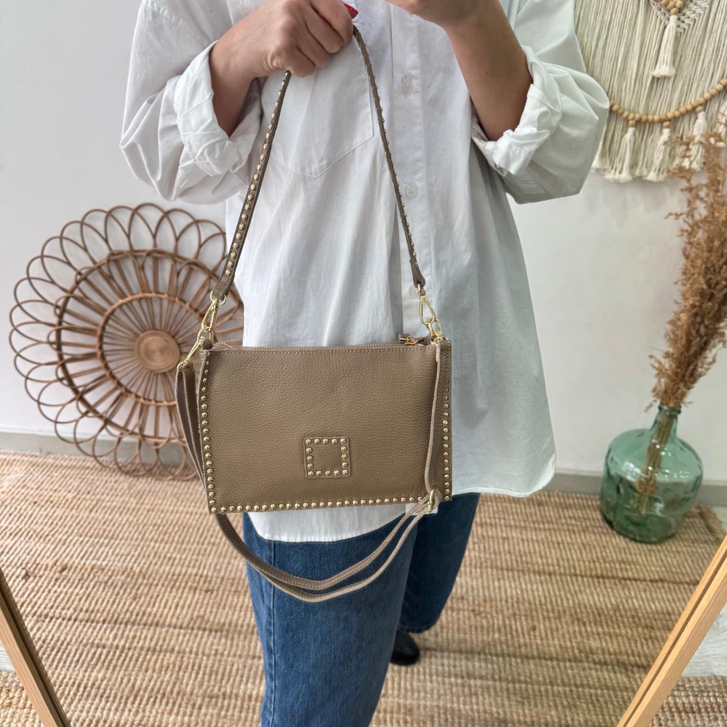 Bandolera taupe piel tachuelas doradas