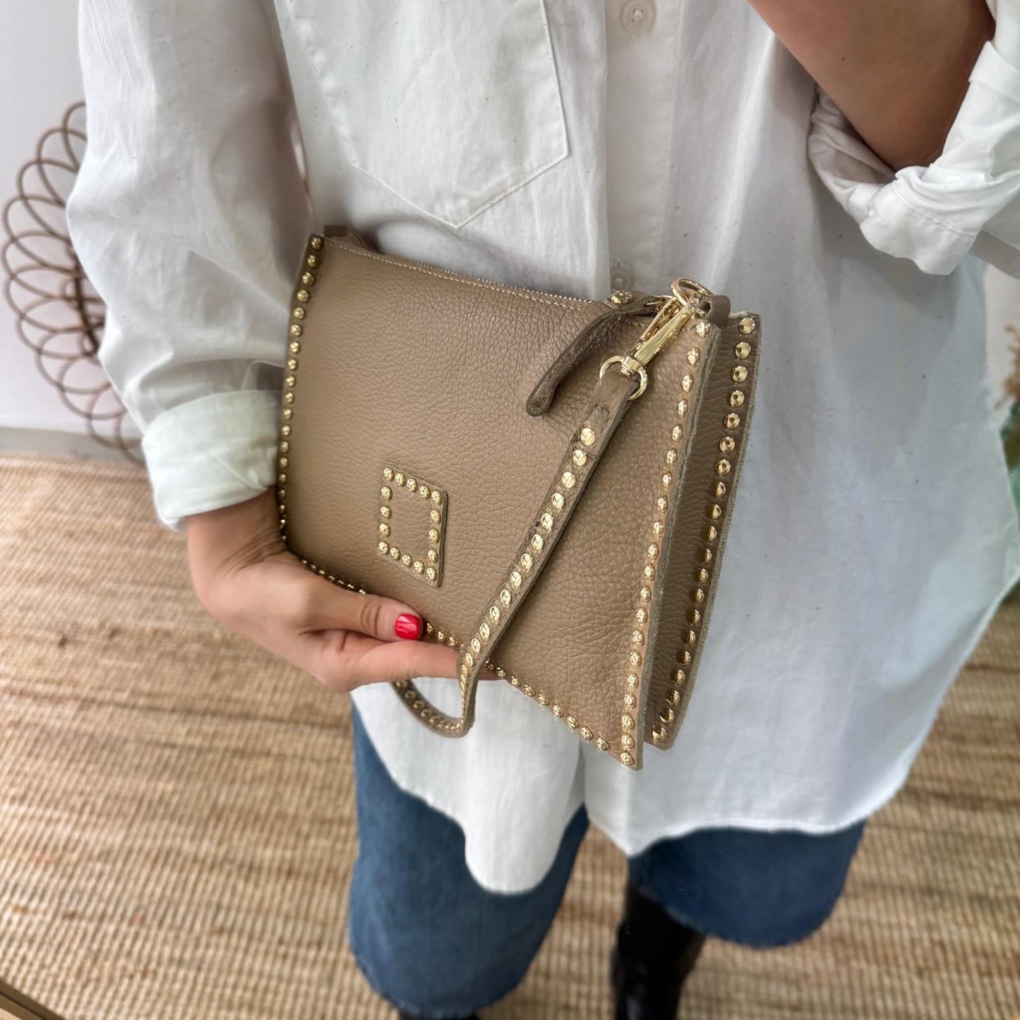 Bandolera taupe piel tachuelas doradas