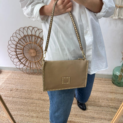 Bandolera taupe piel tachuelas doradas