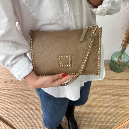 Bandolera taupe piel tachuelas doradas