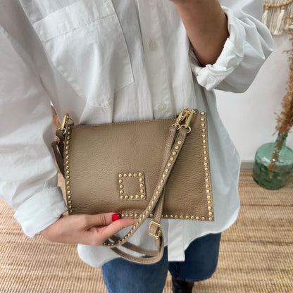 Bandolera taupe piel tachuelas doradas