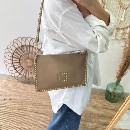 Bandolera taupe piel tachuelas doradas