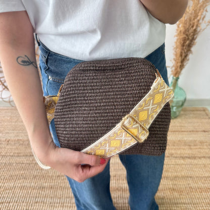 Bolso tipo clutch rafia marrón cierre boquilla