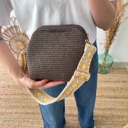 Bolso tipo clutch rafia marrón cierre boquilla
