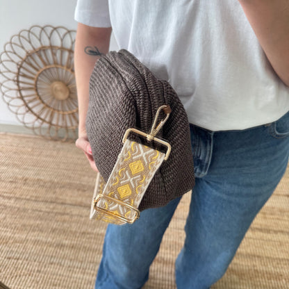 Bolso tipo clutch rafia marrón cierre boquilla