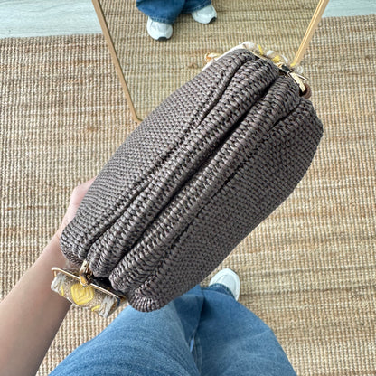 Bolso tipo clutch rafia marrón cierre boquilla