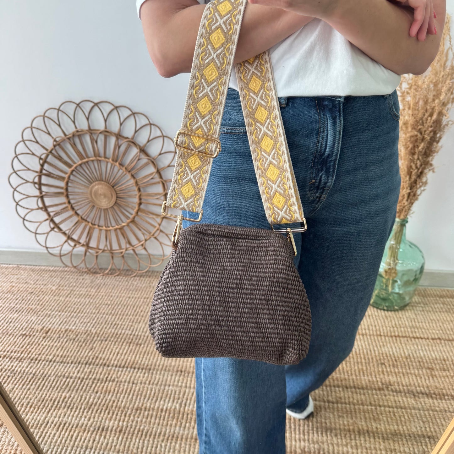 Bolso tipo clutch rafia marrón cierre boquilla