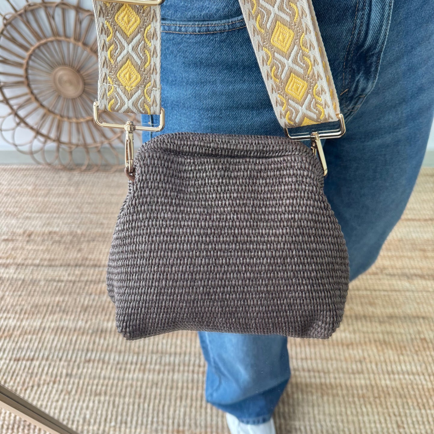 Bolso tipo clutch rafia marrón cierre boquilla