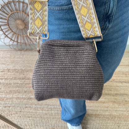 Bolso tipo clutch rafia marrón cierre boquilla