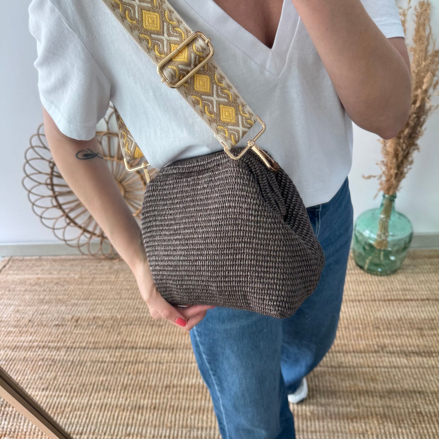 Bolso tipo clutch rafia marrón cierre boquilla