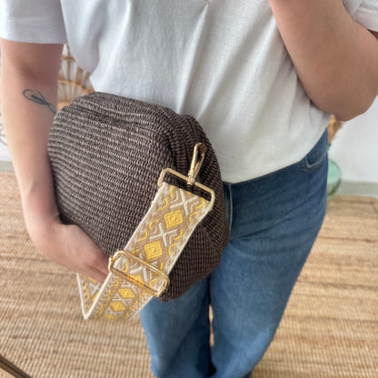 Bolso tipo clutch rafia marrón cierre boquilla
