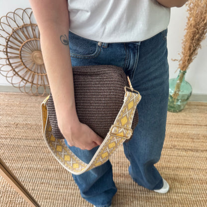 Bolso tipo clutch rafia marrón cierre boquilla