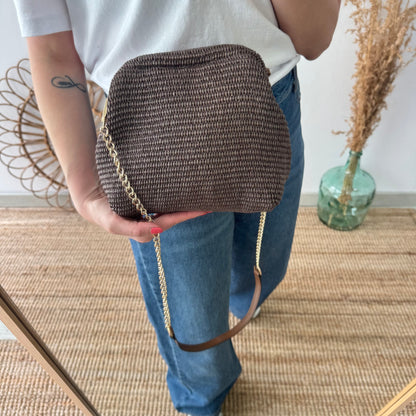 Bolso tipo clutch rafia marrón cierre boquilla