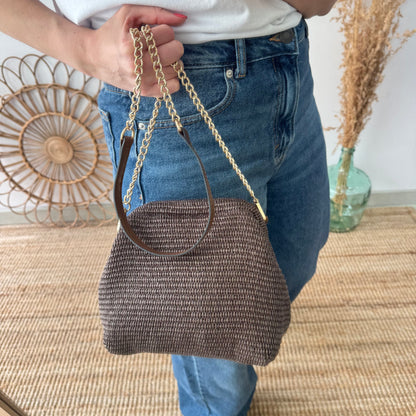 Bolso tipo clutch rafia marrón cierre boquilla