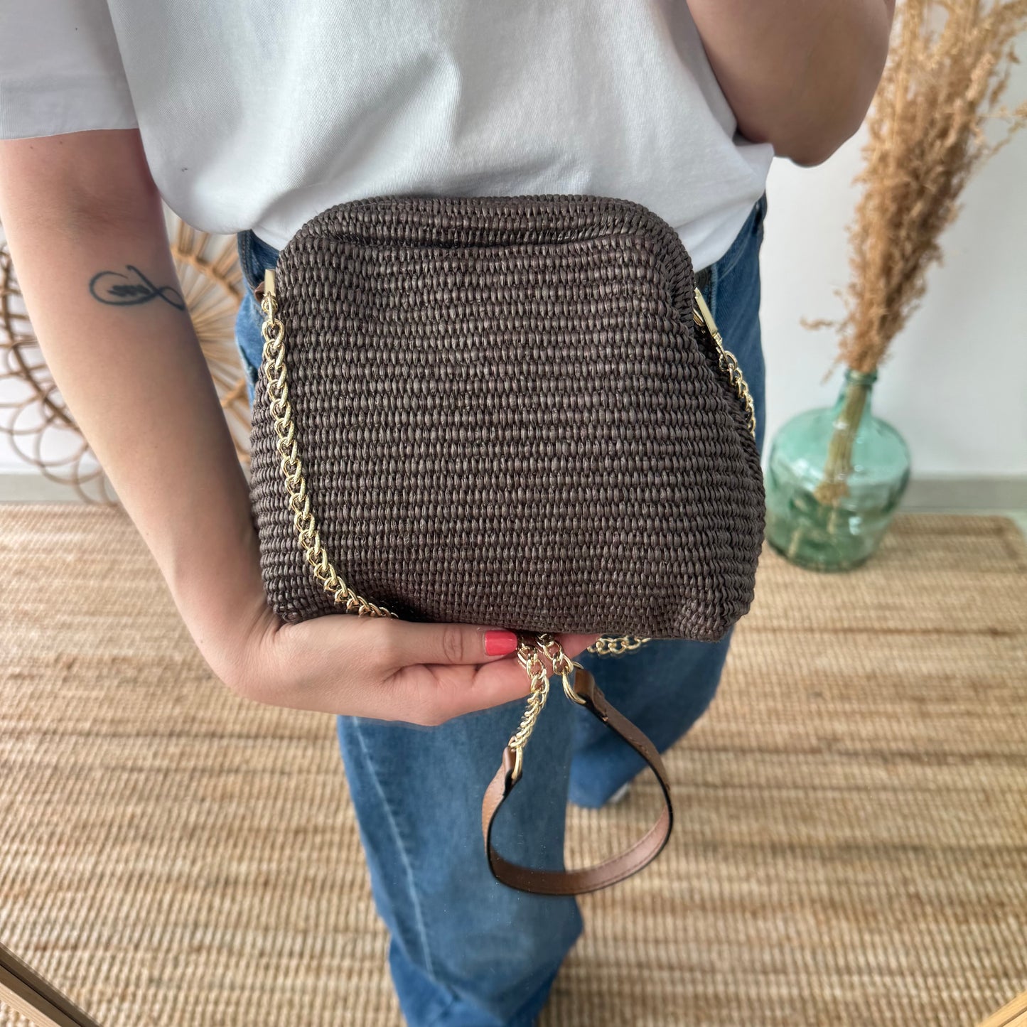 Bolso tipo clutch rafia marrón cierre boquilla