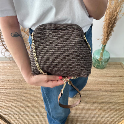 Bolso tipo clutch rafia marrón cierre boquilla