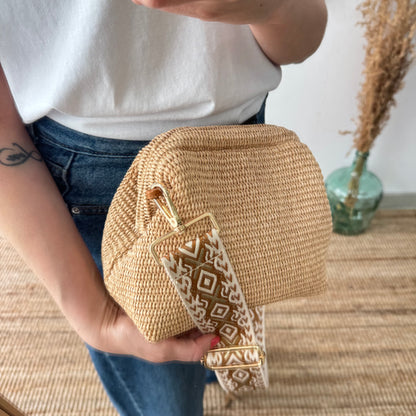 Bolso tipo clutch rafia beige cierre boquilla
