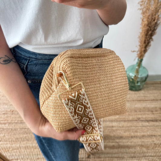 Bolso tipo clutch rafia beige cierre boquilla