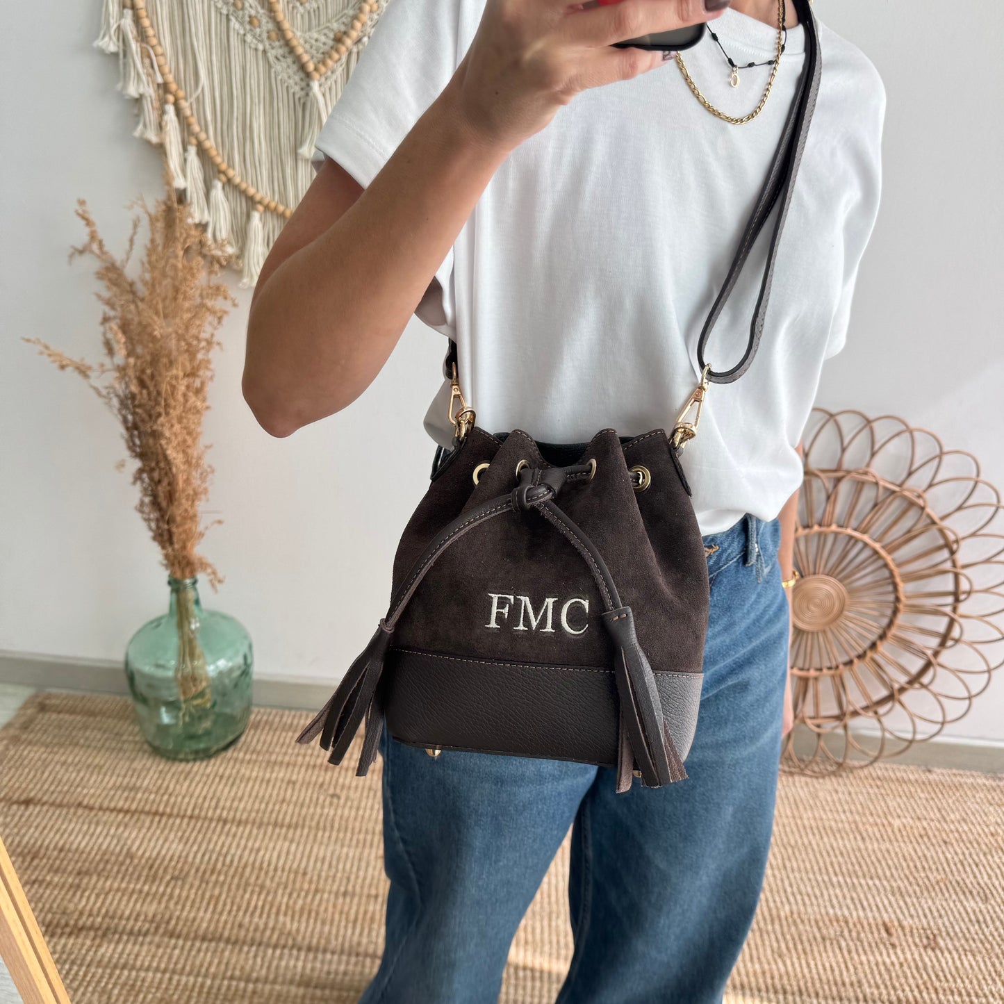 Bolso bucket serraje y piel marrón pompón iniciales bordadas