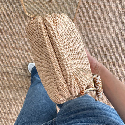 Bolso tipo clutch rafia beige cierre boquilla