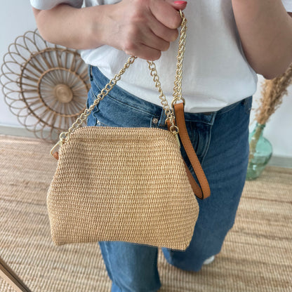 Bolso tipo clutch rafia beige cierre boquilla
