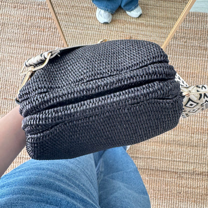 Bolso tipo clutch rafia negro cierre boquilla