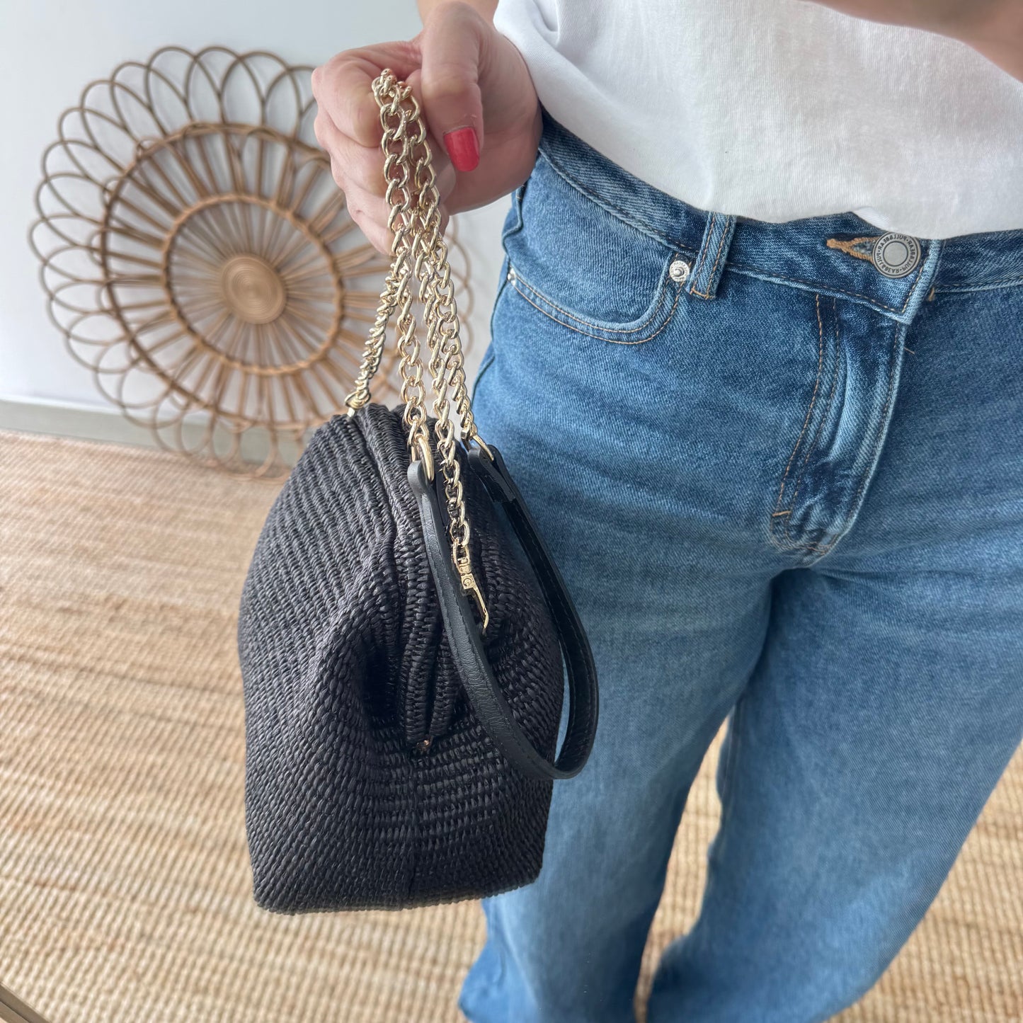 Bolso tipo clutch rafia negro cierre boquilla