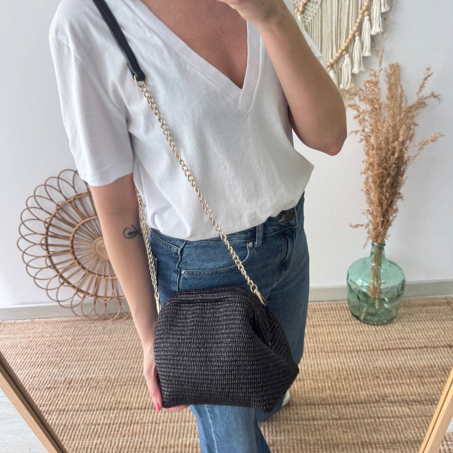 Bolso tipo clutch rafia negro cierre boquilla