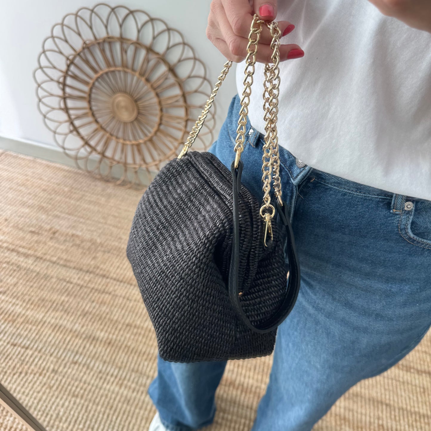 Bolso tipo clutch rafia negro cierre boquilla