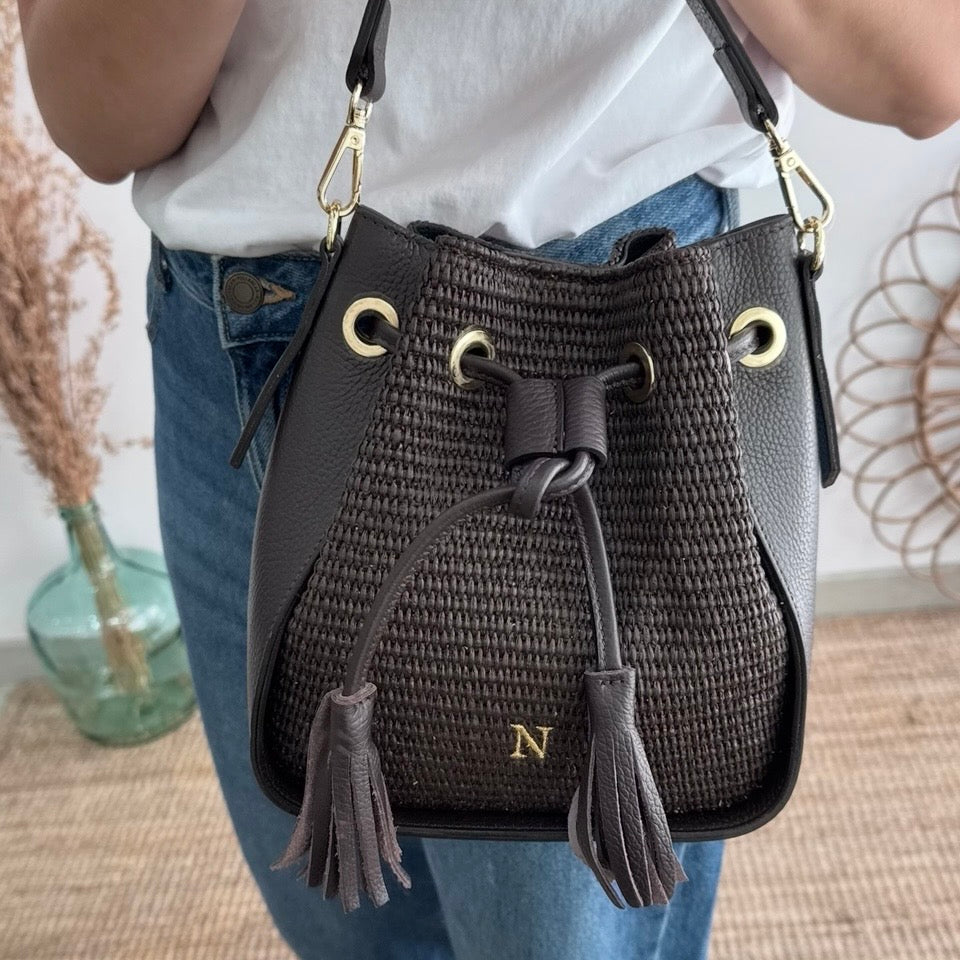 Bolso bucket combinado piel y rafia marrón pompón iniciales bordadas