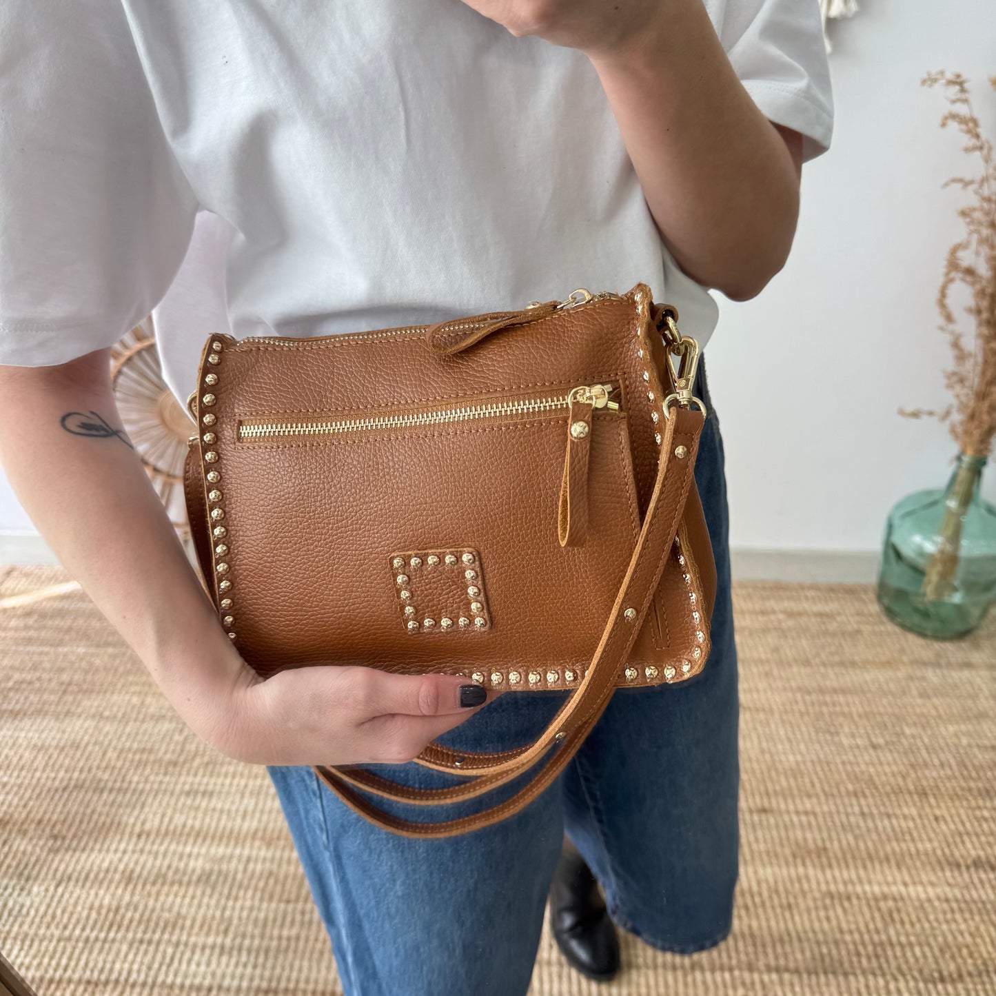 Bolso camel piel tachuelas doradas