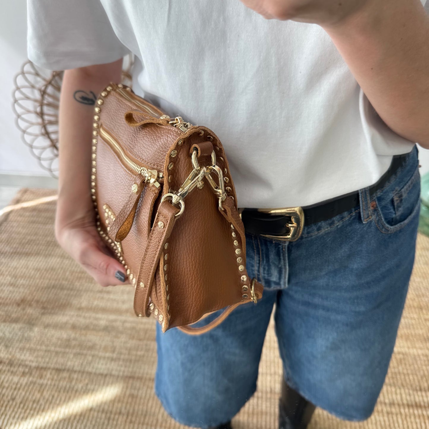 Bolso camel piel tachuelas doradas