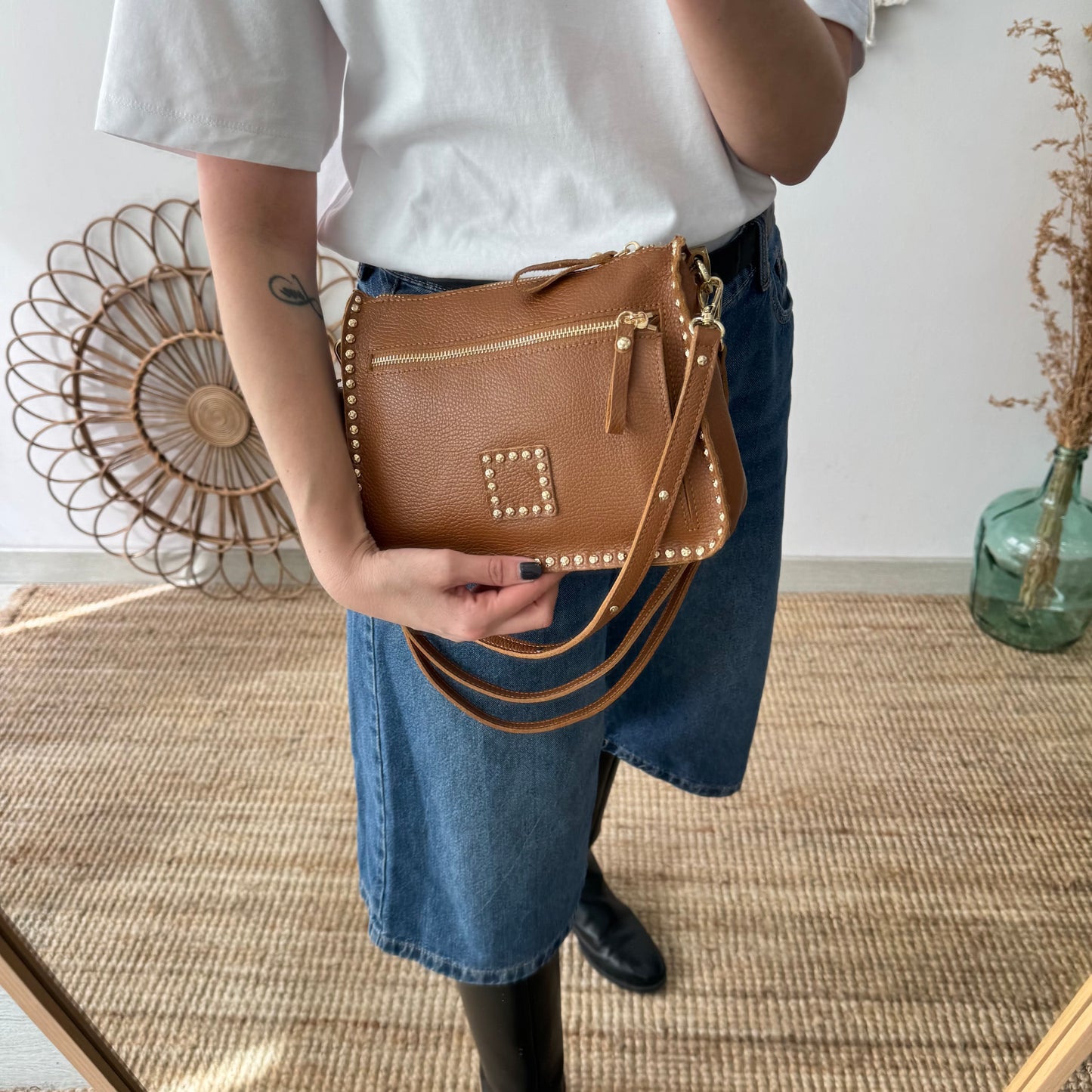 Bolso camel piel tachuelas doradas