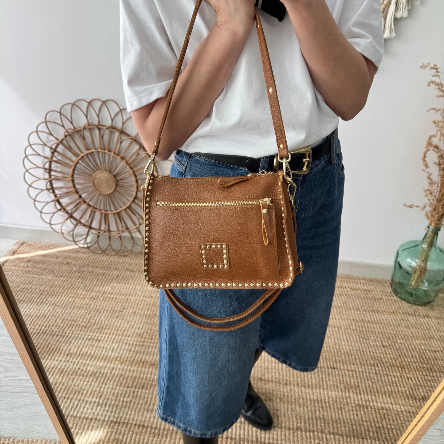 Bolso camel piel tachuelas doradas