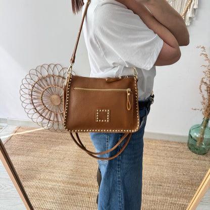 Bolso camel piel tachuelas doradas