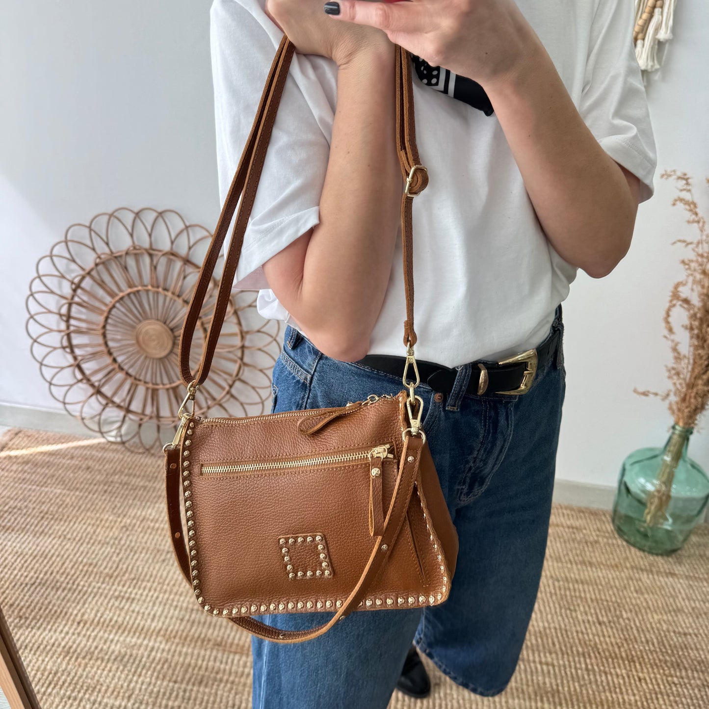 Bolso camel piel tachuelas doradas