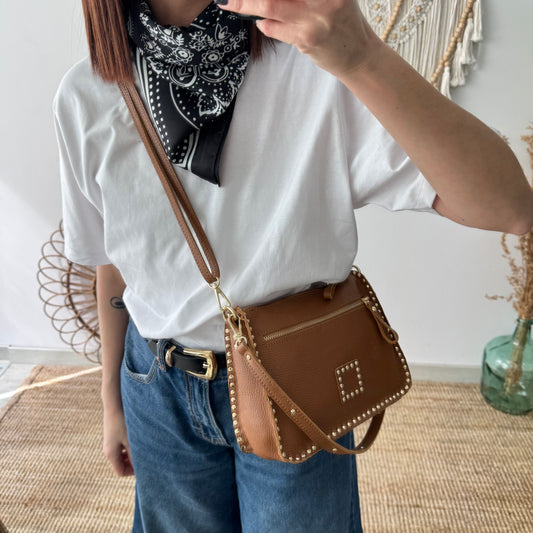 Bolso camel piel tachuelas doradas