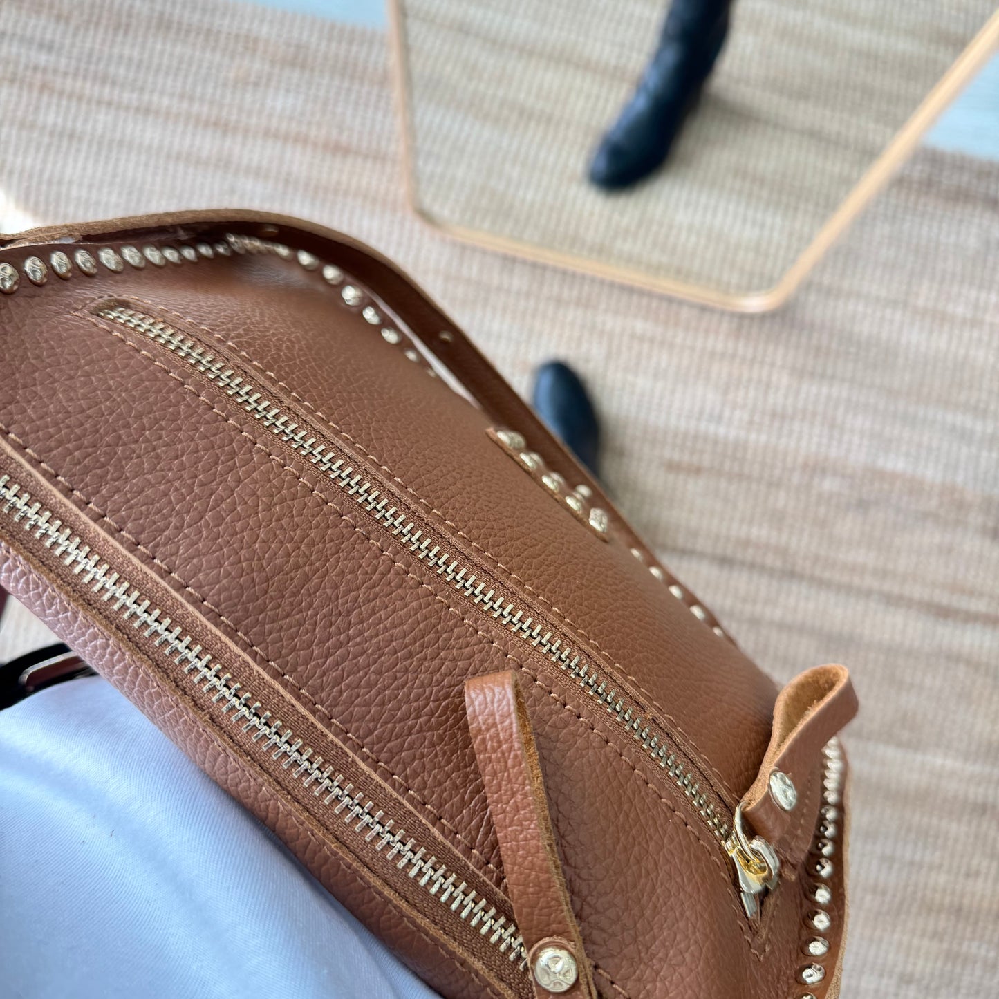 Bolso camel piel tachuelas doradas