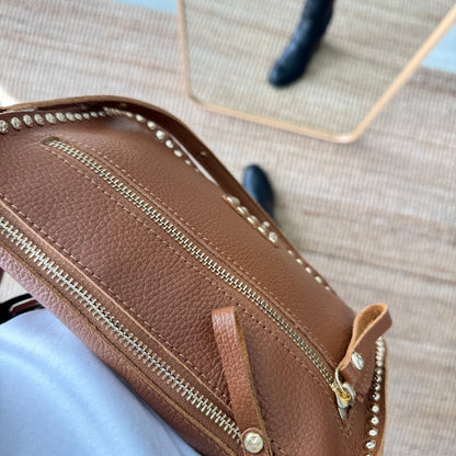 Bolso camel piel tachuelas doradas