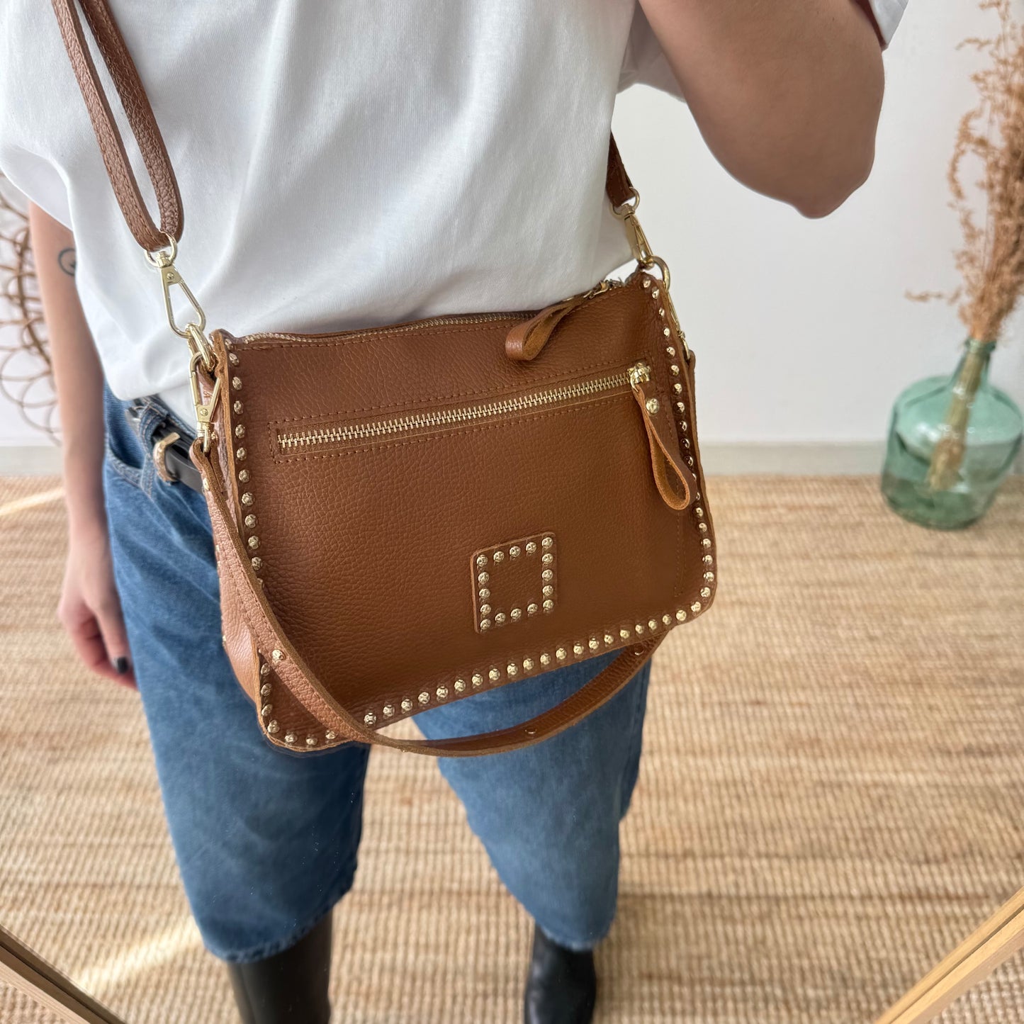 Bolso camel piel tachuelas doradas