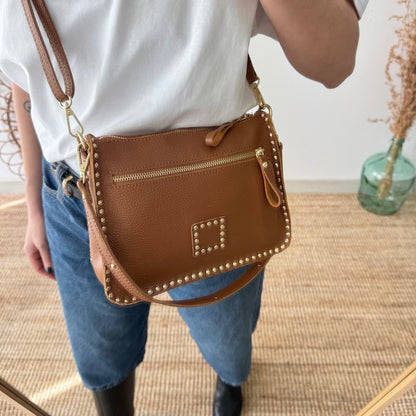 Bolso camel piel tachuelas doradas
