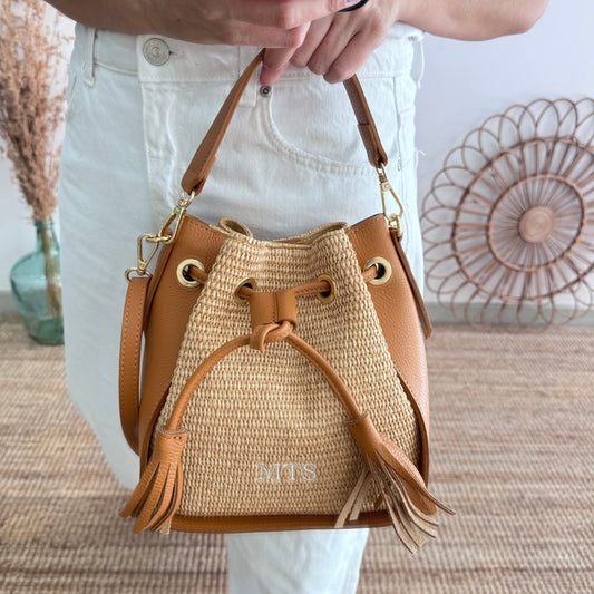 Bolso bucket combinado rafia y piel camel pompón iniciales bordadas