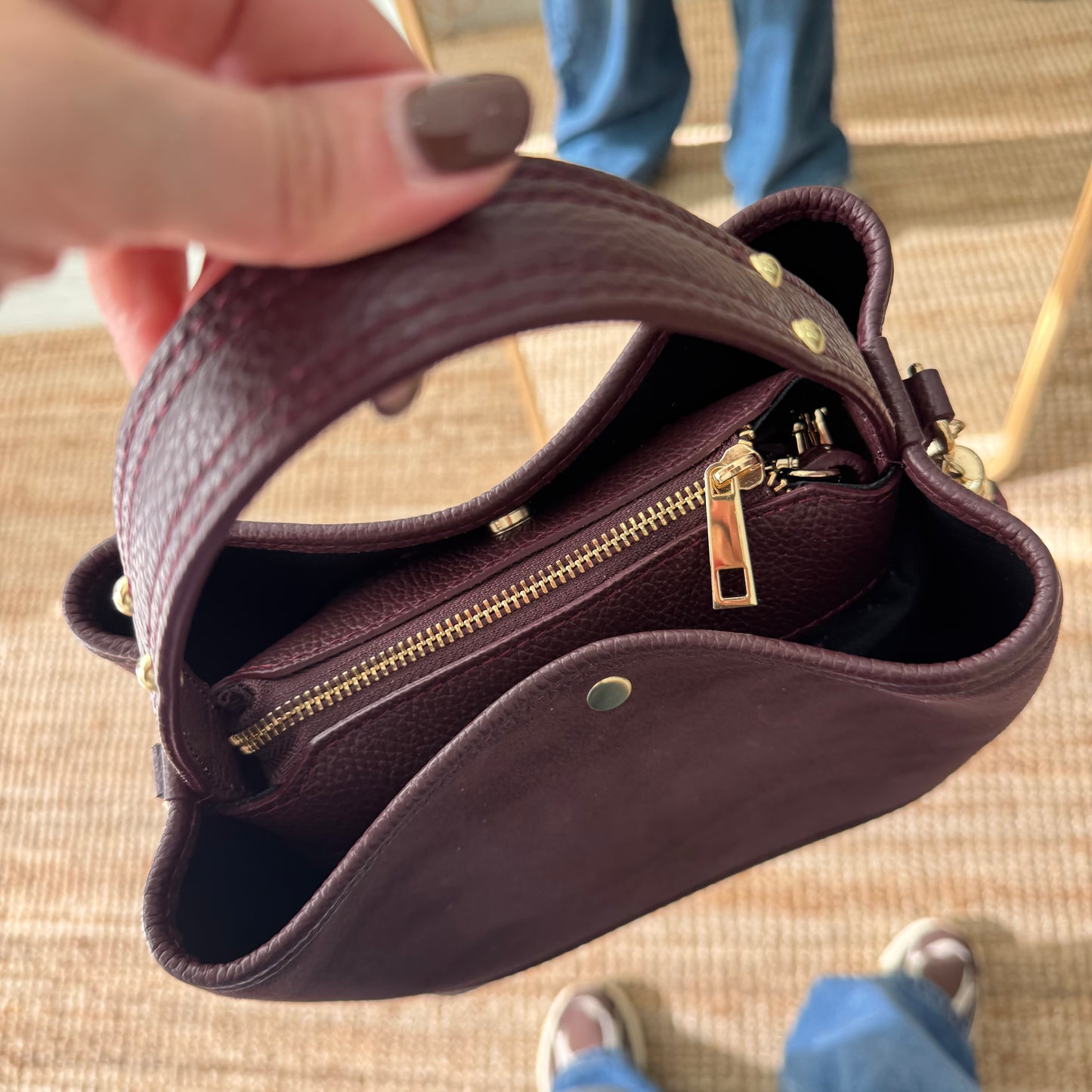 Bolso trapecio combinado serraje y piel granate