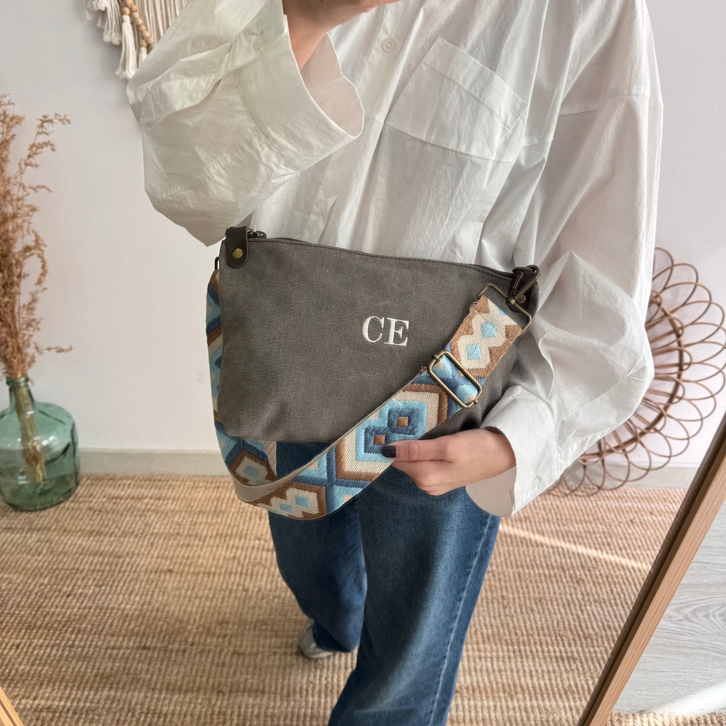 Bandolera loneta taupe oscuro iniciales bordadas con correa étnica