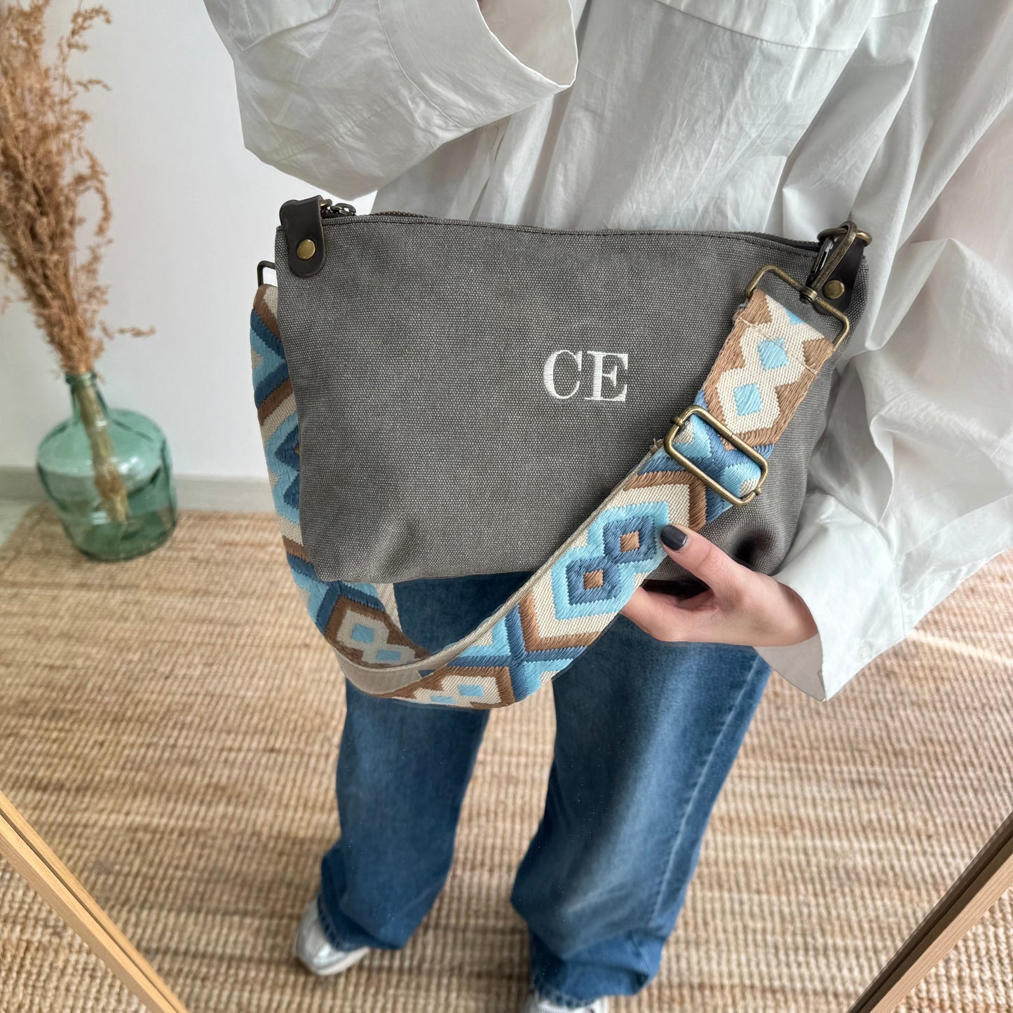 Bandolera loneta taupe oscuro iniciales bordadas con correa étnica