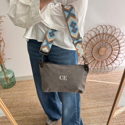 Bandolera loneta taupe oscuro iniciales bordadas con correa étnica