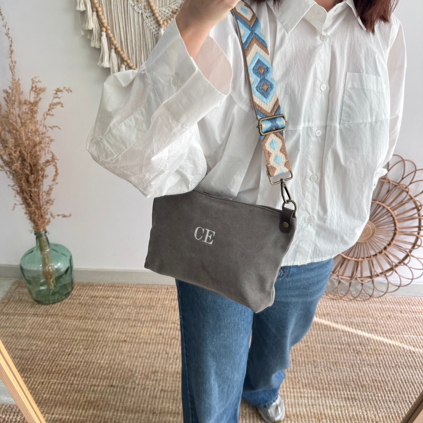 Bandolera loneta taupe oscuro iniciales bordadas con correa étnica