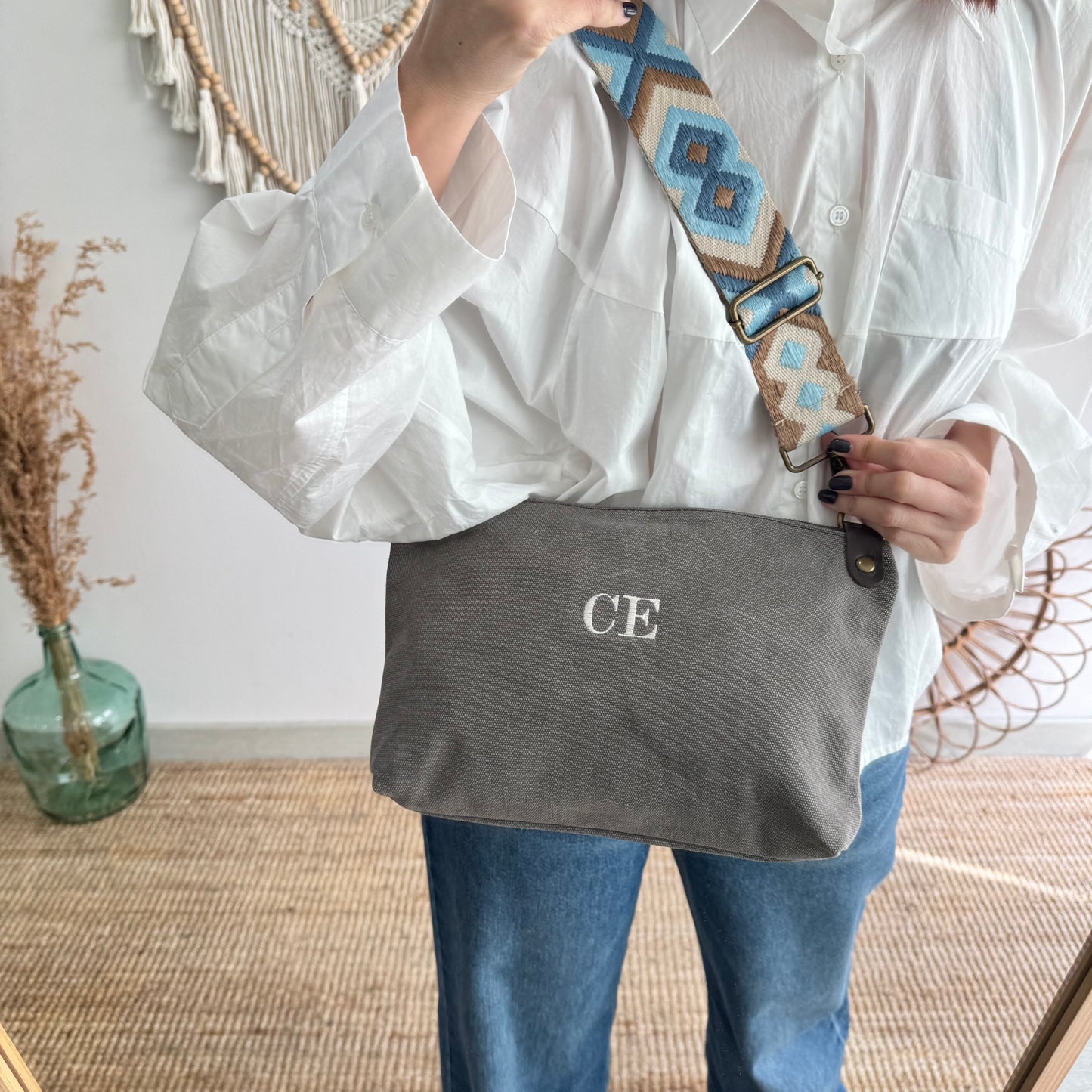 Bandolera loneta taupe oscuro iniciales bordadas con correa étnica